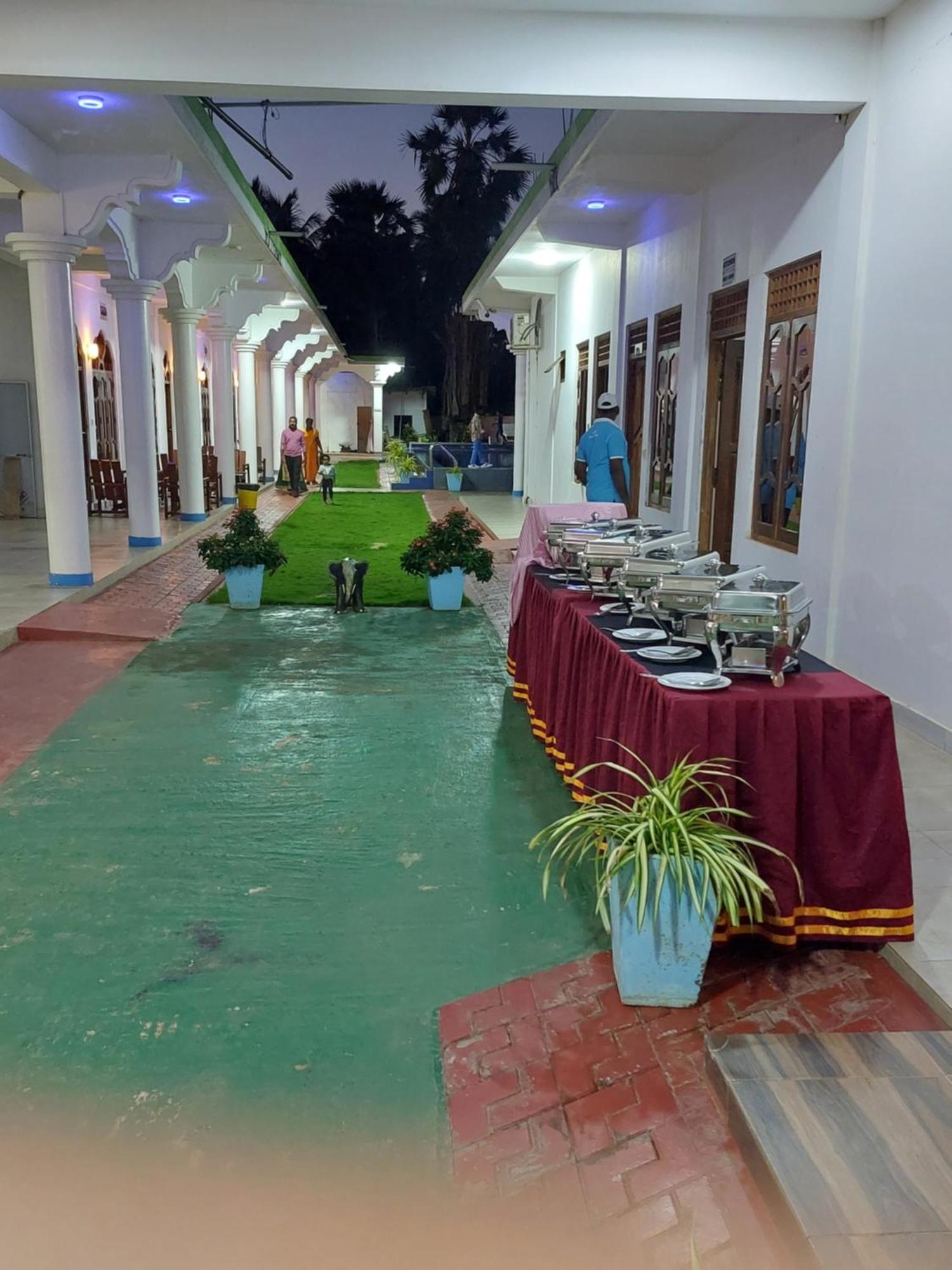 MRD Beach Hotel Trincomalee Exterior foto