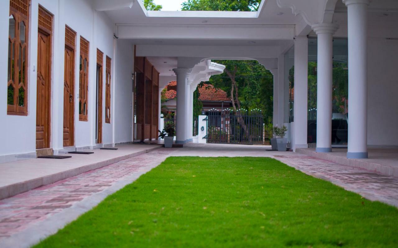 MRD Beach Hotel Trincomalee Exterior foto